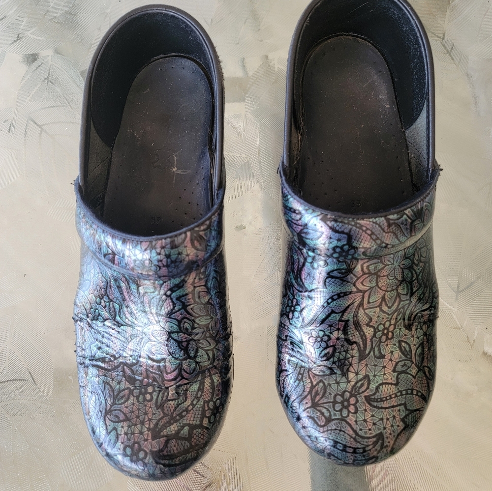 Dansko Clogs womens Sz 38 Gray iridescent paisley design